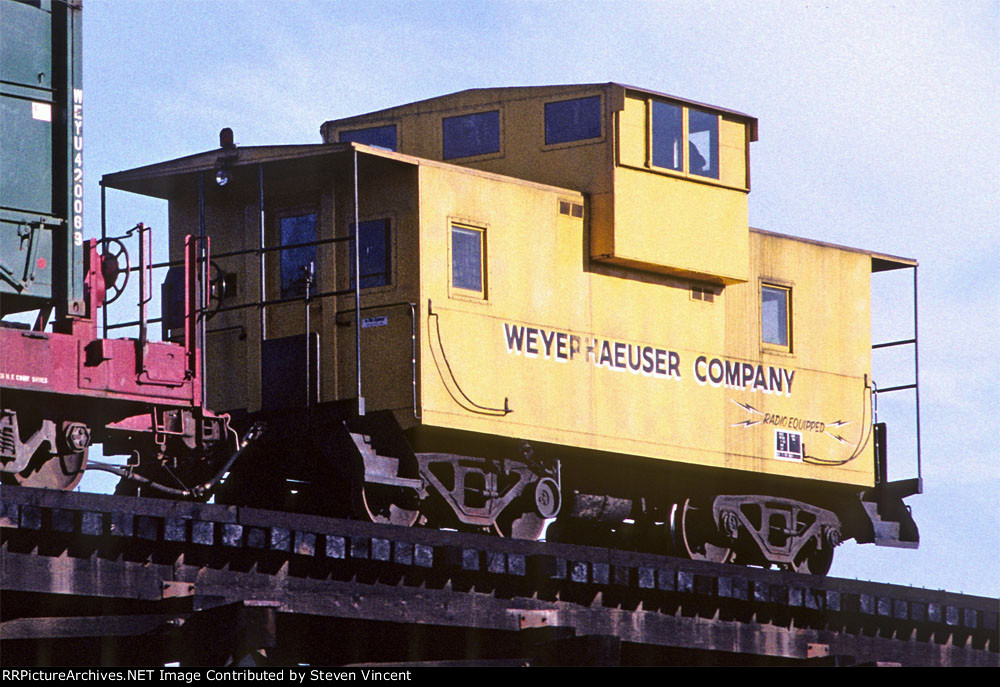 Weyerhaeuser caboose (no visuble #)